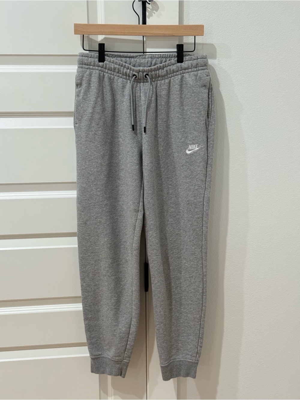 Nike Women' Gray Fleece Jogger Pants - Comfortable Everyday Bottoms